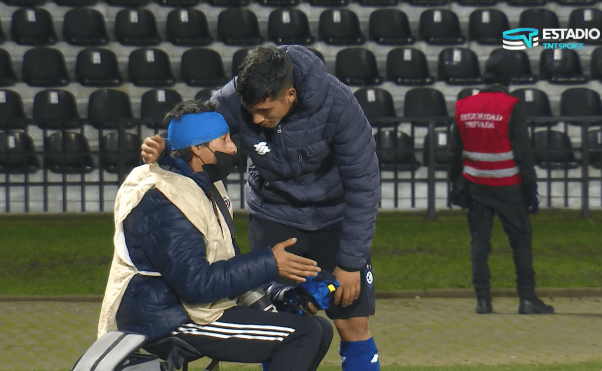 Photographer left bleeding after a tremendous hit in the duel between Huachipato and Unión Española.