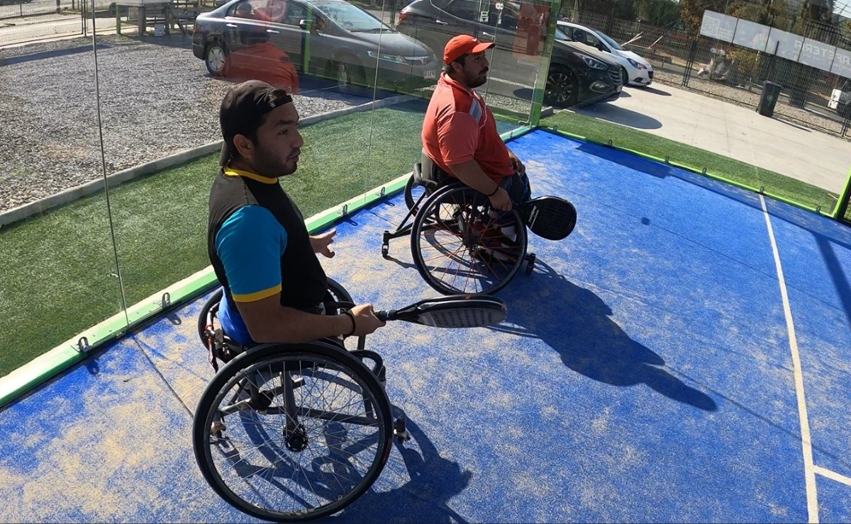 Dupla chilena de padel en silla de ruedas viaja rumbo a España para jugar el Mundial