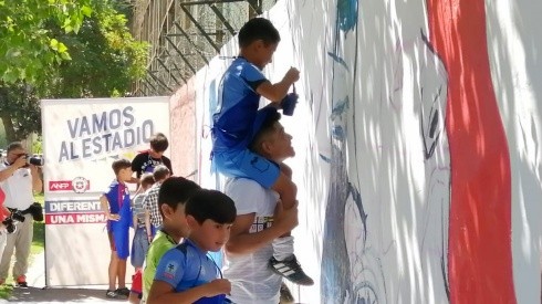 Niños pintaron un simbólico mural de apoyo a la Selección Chilena en Pinto Durán