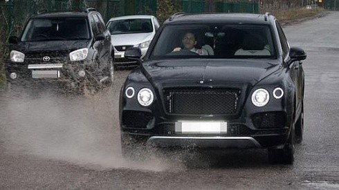 Alexis deja empapados a los paparazzi de Manchester United con su Bentley