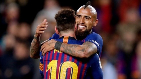 Vidal abraza a Messi.