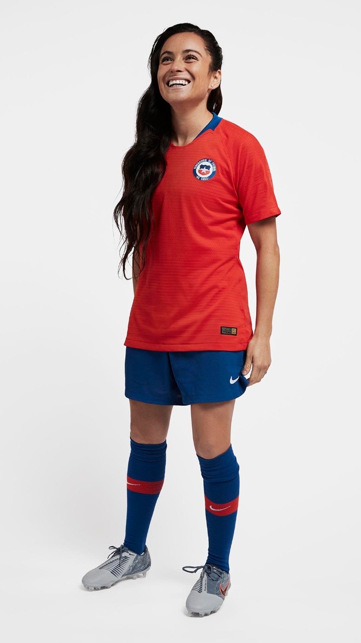 María José Rojas fue una de las invitadas, y posa con la camiseta de la Roja Femenina.