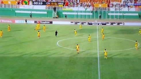 Costa de Marfil y Ruanda juegan con camisetas del mismo color