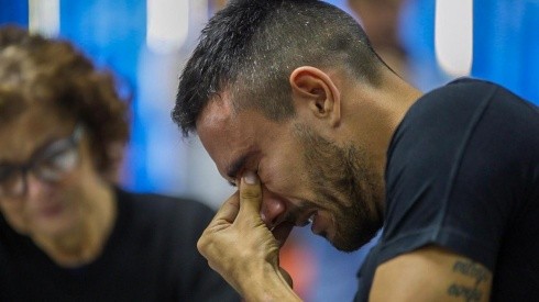 Alan Ruschel, superviviente de la tragedia de Chapecoense, llorando la muerte de Rafael Henzel