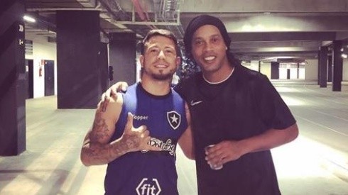 Leo Valencia cumple su sueño y se saca una foto con Ronaldinho Gaúcho