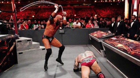 Triple H venció a Batista en una brutal pelea