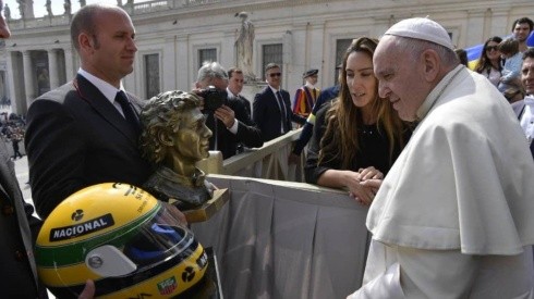 El Papa Francisco recibió un casco y un busto del tricampeón mundial
