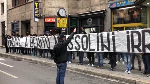 Hinchas de la Lazio homenajean a Mussolini en Milán.