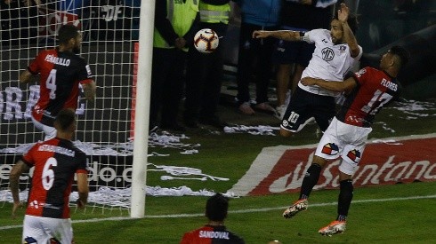 Jorge Valdivia se eleva e impacta el balón para el único gol del partido