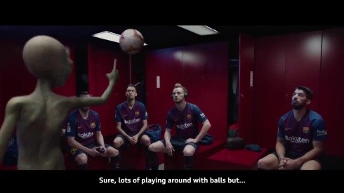 El alien enseña sus trucos futbolísticos a los jugadores del Barça
