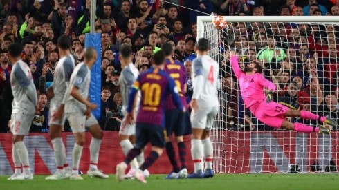 Alisson se estiró cuan largo es para salir en la foto cerca del tremendo balón que le metió Messi
