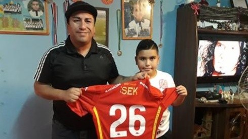Papa e hijo con la camiseta de Unión Española