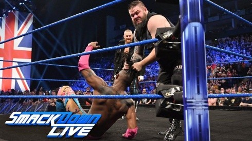 Sami Zayn se une a Kevin Owens para destruir a Kofi Kingston