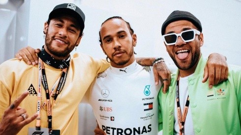 Hamilton mantiene amistad con distintos deportistas. En la imagen con Neymar y Dani Alves