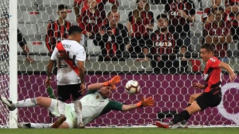 Marcos Ruben levanta el balón a contrapié de Franco Armani para el único gol de la velada