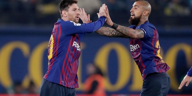 Lionel Messi le tira flores a Arturo Vidal en Barcelona ...