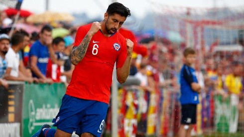 Guillermo Maripán festejando un gol por Chile