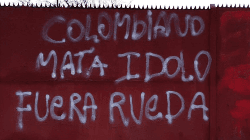 "Colombiano mata ídolo. Fuera Rueda" decía el rayado en Pinto Durán