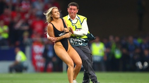 Mujer semi desnuda invade la final de Champions League