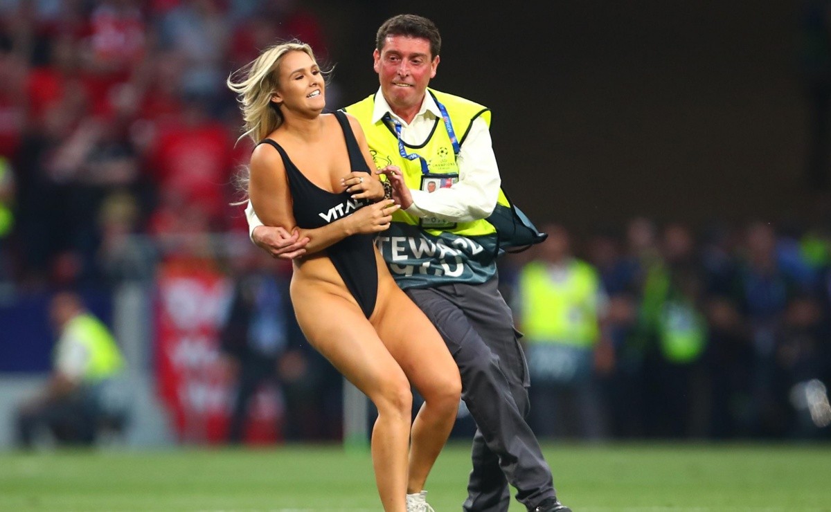 Mujer semi desnuda invade la final de Champions League