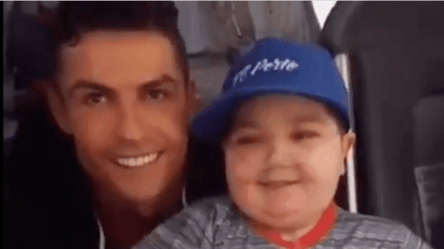 Cristiano Ronaldo junto a pequeño fanático