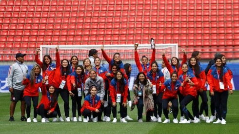 Las chilenas posaron sonrientes en el estadio de Rennes