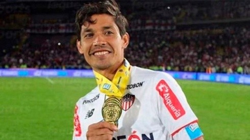 Matías con su medalla de campeón junto a Junior de Barranquilla (Foto: Instagram @matiasfernandez.14))