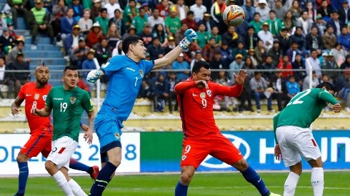 Carlos Lampe despeja el balón ante Chile (Foto: Agencia Uno)