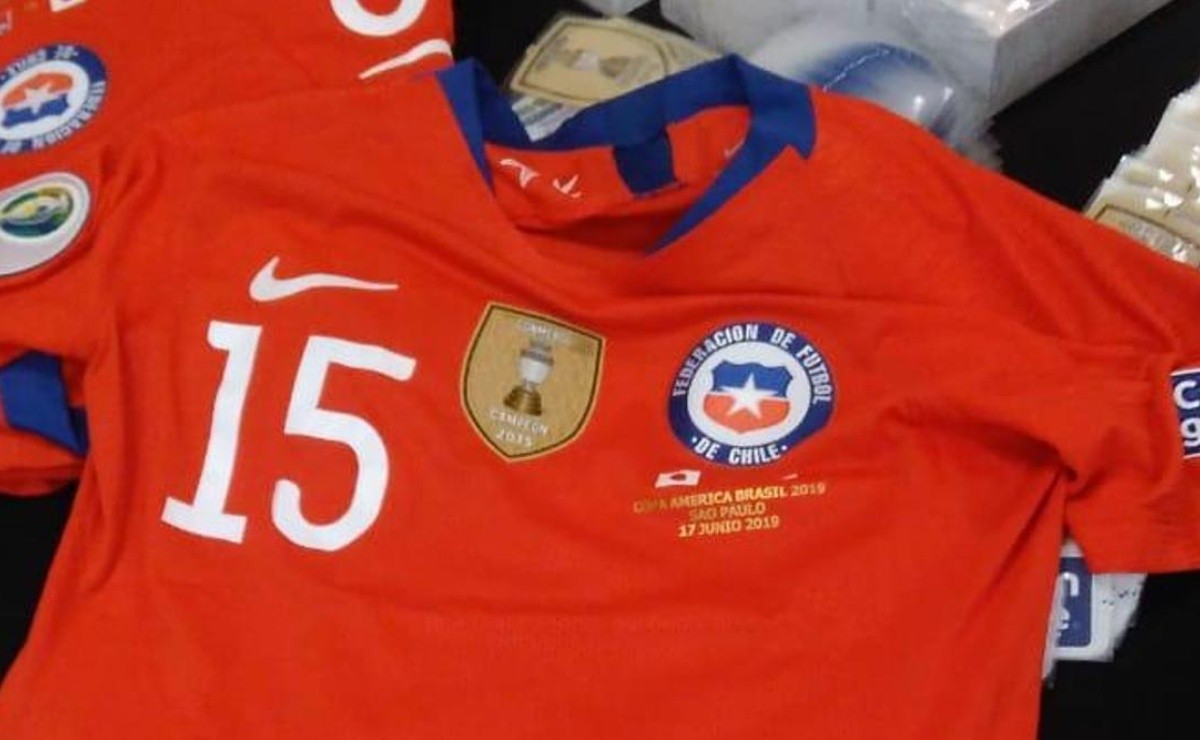 Tristemente Restricciones Suplemento Con el parche de campeón de la Copa América 2015: así es la camiseta de  Chile para defender la corona