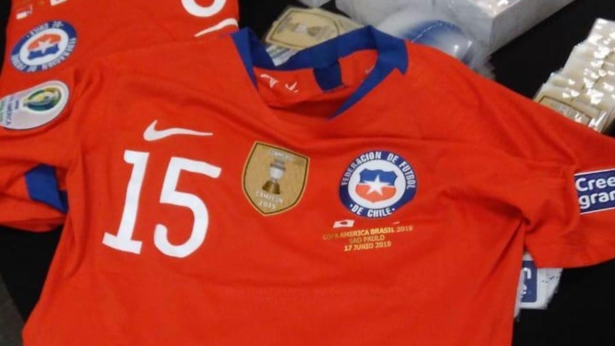 Con El Parche De Campeon De La Copa America 2015 Asi Es La Camiseta De Chile Para Defender La Corona Redgol