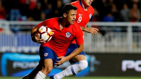 Alexis Sánchez tras celebrar un gol con la selección chilena