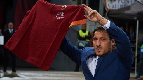 Totti junto a la camiseta de la Roma (Foto: Getty Images)