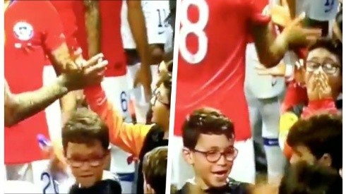 Arturo Vidal saludando a un niño antes de jugar ante Japón