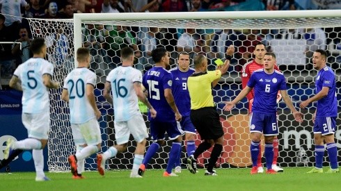El penal señalado por el VAR que da el empate a Argentina