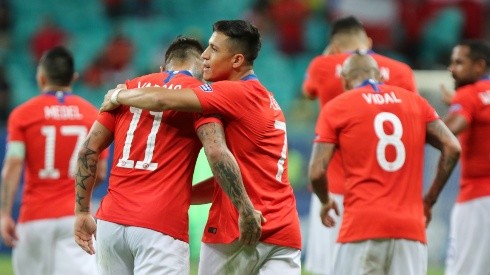 Alexis Sánchez y Eduardo Vargas se felicitan en Arena Fonte Nova
