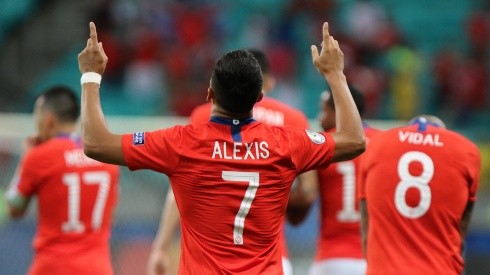 Alexis celebra un nuevo gol con la Roja.