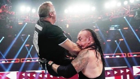 Undertaker aparece en RAW para ayudar a Roman Reigns y ataca a Shane McMahon