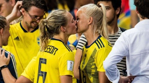 Magdalena Eriksson y Pernille Harder tras la victoria de Suecia