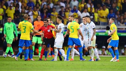El réferi, Argentina y Brasil en la semifinal.