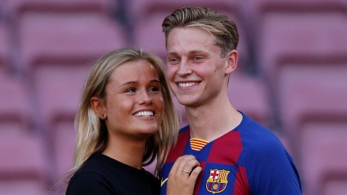 Frenkie de Jong junto a su novia en el Camp Nou