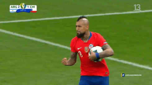 Vidal celebra el descuento ante Argentina.