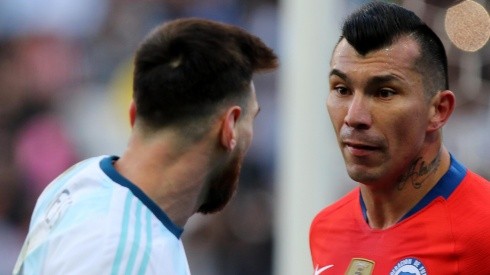 Gary Medel contra Messi.