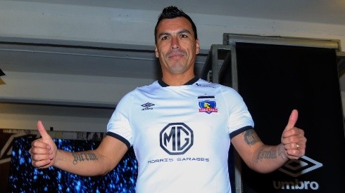 Esteban Paredes presentó la nueva camiseta alba.
