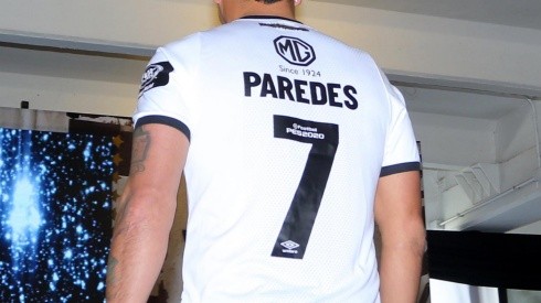 El 7 de Paredes en la nueva camiseta de Colo Colo.