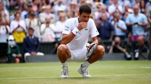 Novak Djokovic se comió el pasto de Wimblendon tras vencer a Roger Federer (Foto: Getty Images)