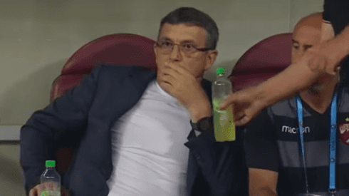 Eugen Neagoe, técnico del Dinamo Bucarest, sufrió un infarto en pleno partido