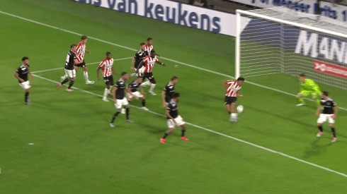 Con un gol de taco, PSV vence al Basilea por la pre Champions League