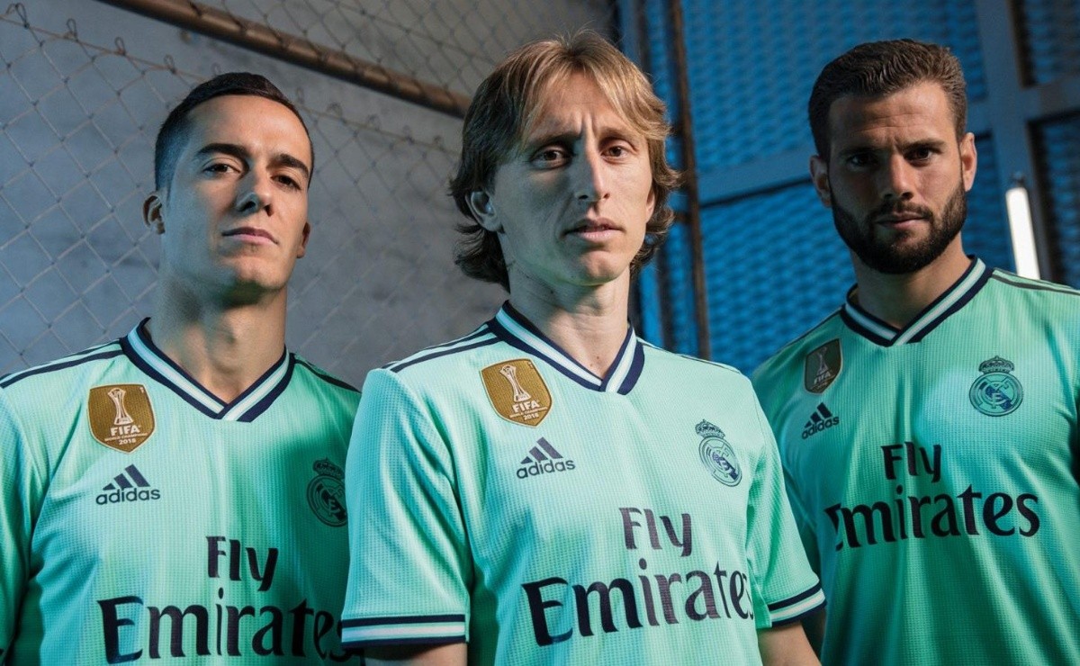 Real Madrid Presenta Su Tercera Camiseta Para La Temporada Inspirada En El Santiago Bernabéu 