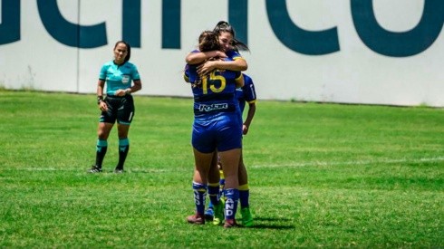 Viviana Torres recibe el afecto de sus compañeras tras la goleada