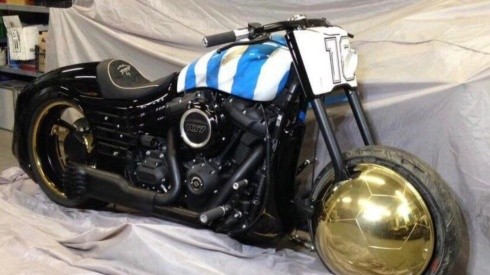 ¡Qué regalo! Diego Armando Maradona recibe una Harley Davidson